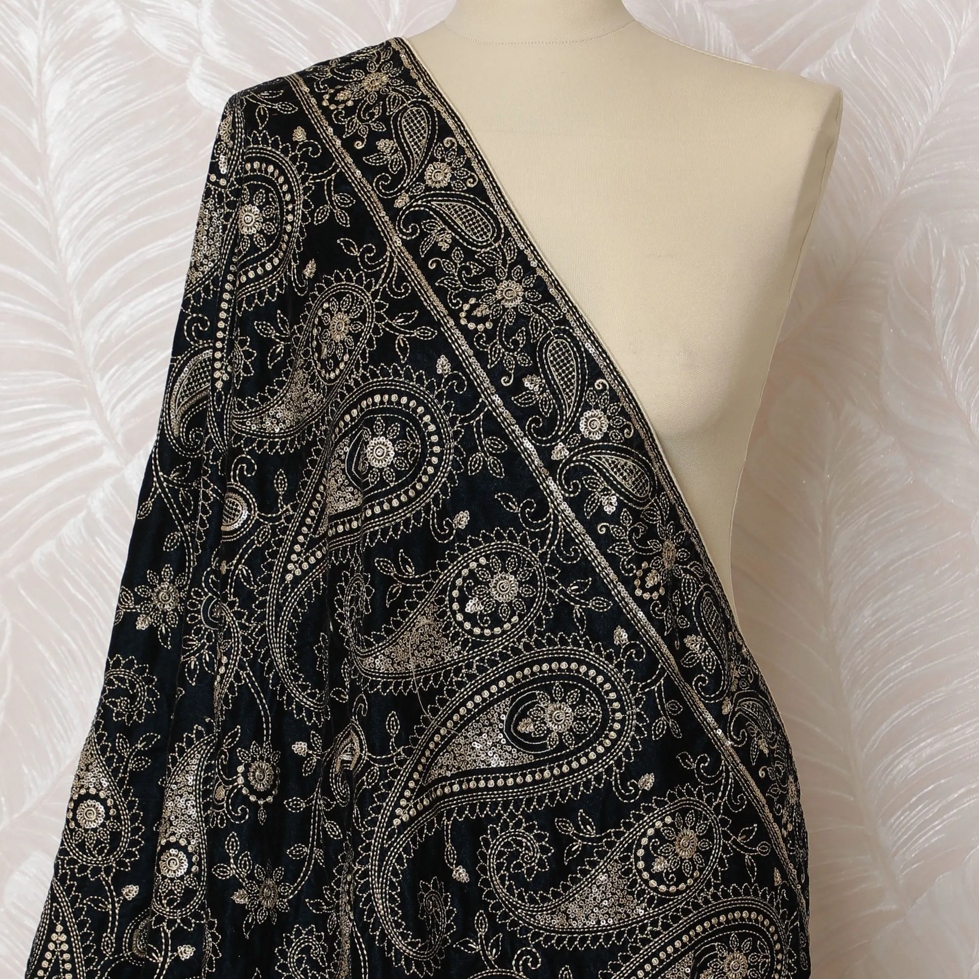 Black Silk Velvet Dupatta with Ornate Paisley Embroidery – 240 X 85 Cms, India-D20322