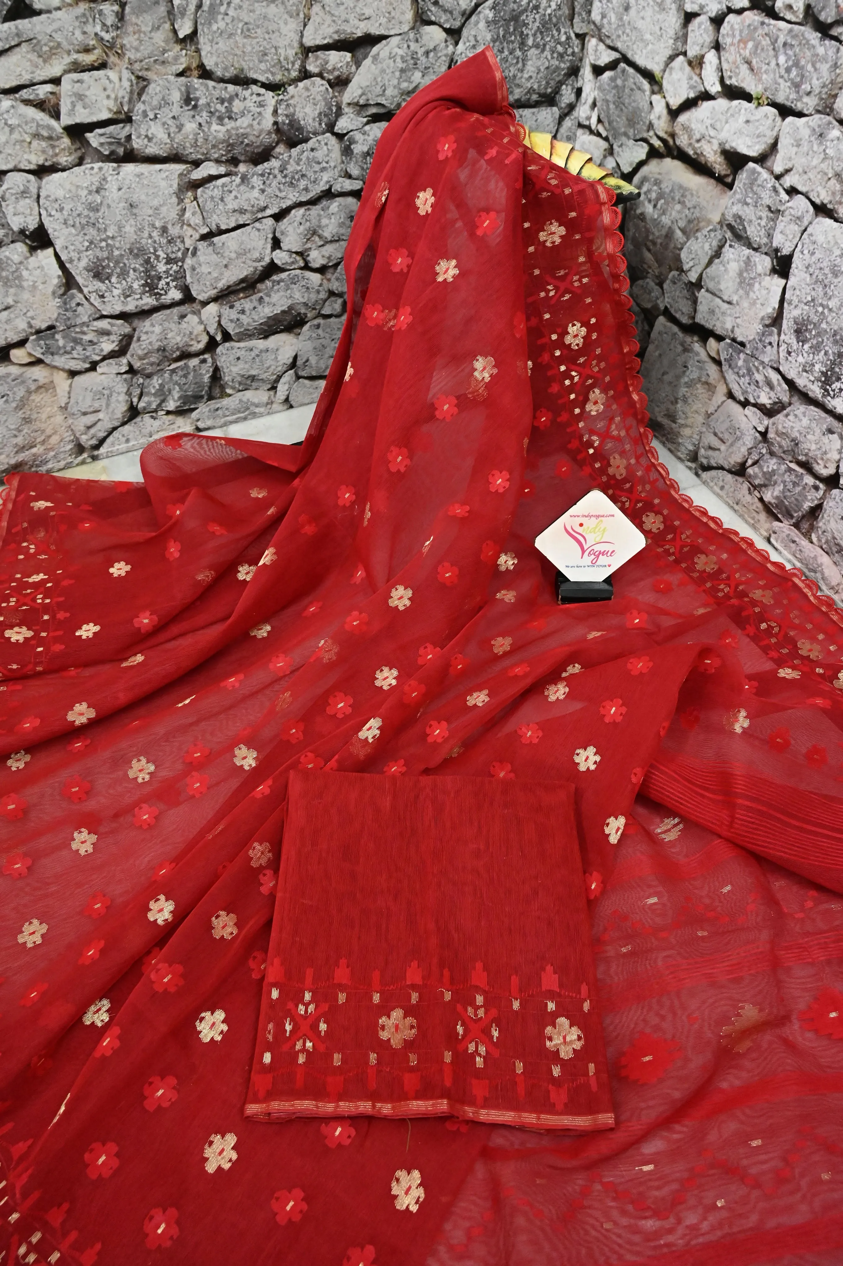 Red Color Pure Bangladeshi Dhakai Jamdani Saree with Nice Lace