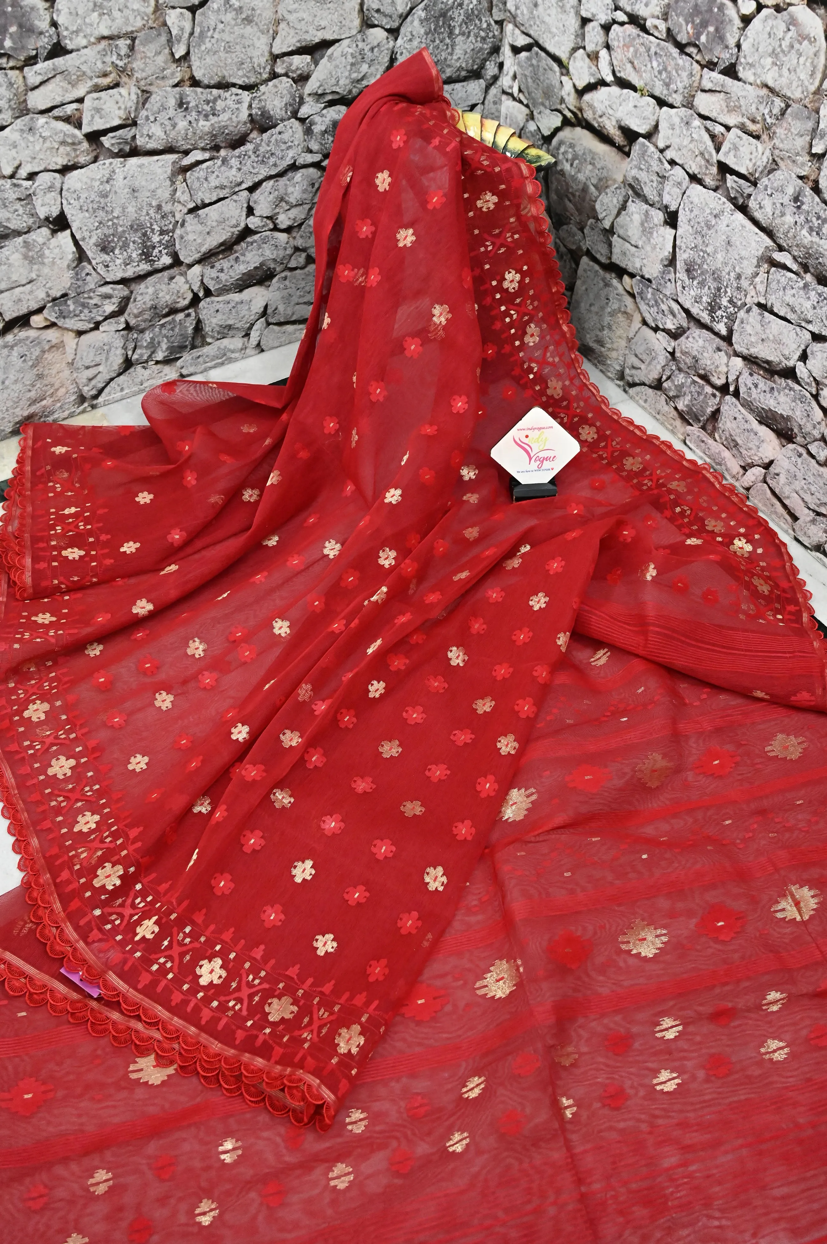 Red Color Pure Bangladeshi Dhakai Jamdani Saree with Nice Lace