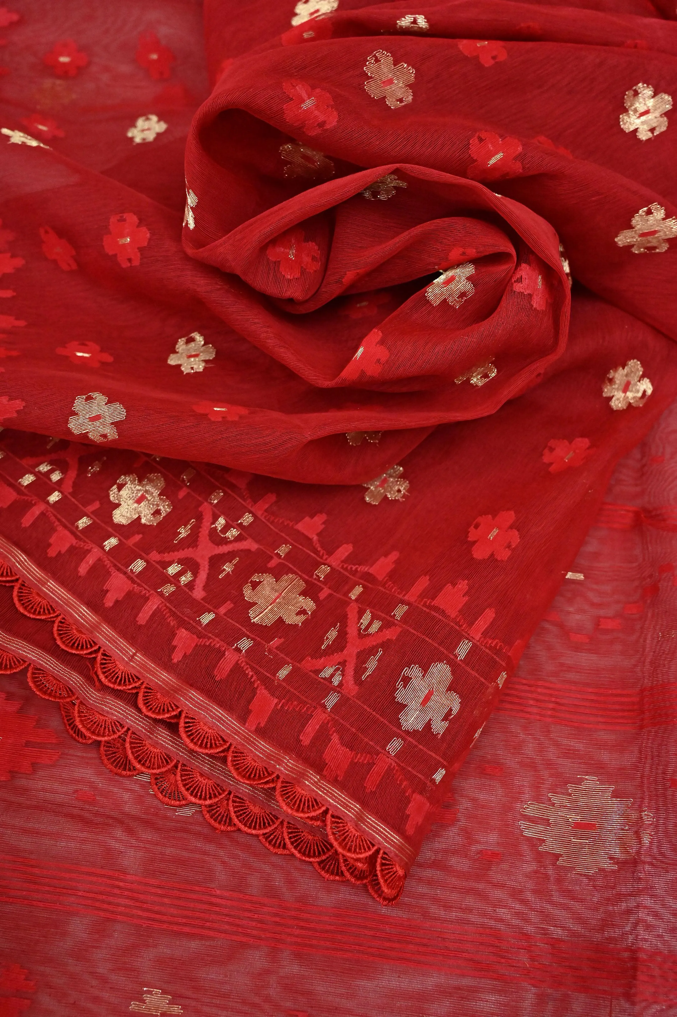 Red Color Pure Bangladeshi Dhakai Jamdani Saree with Nice Lace