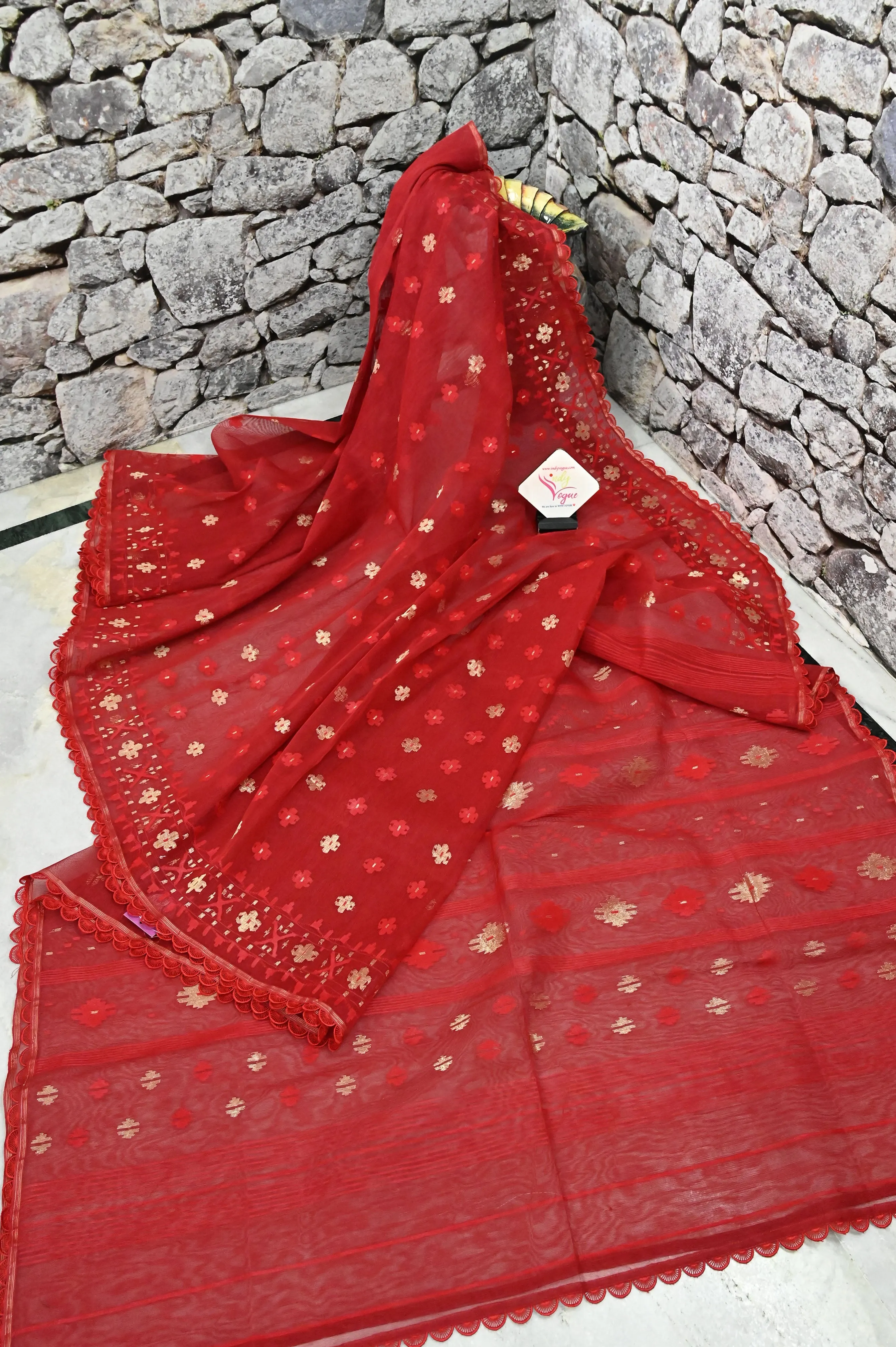 Red Color Pure Bangladeshi Dhakai Jamdani Saree with Nice Lace